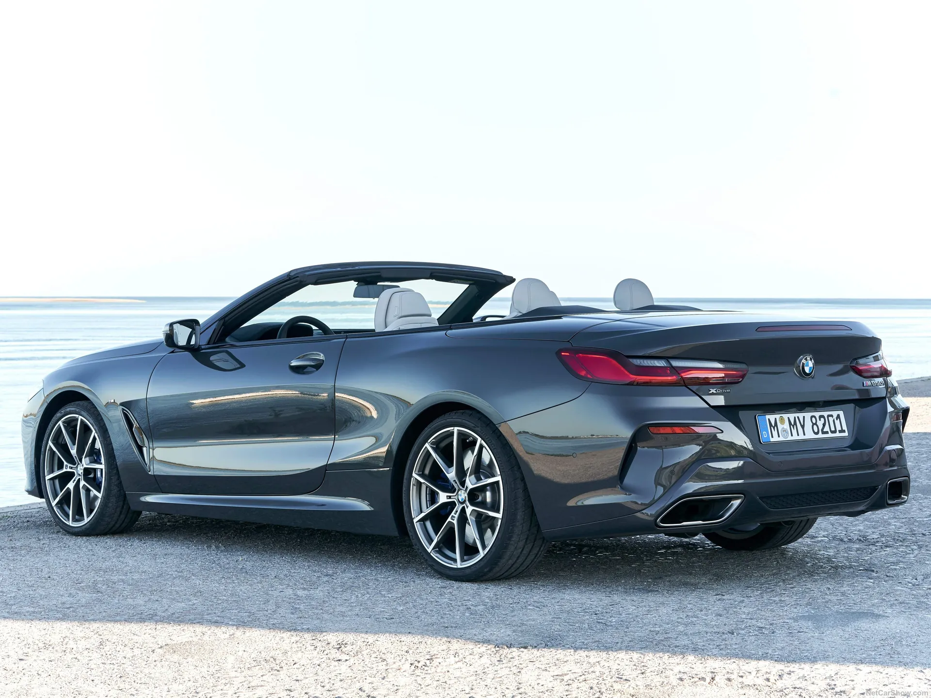 BMW 8-Series Convertible (2019) – zadní tříčtvrteční pohled
