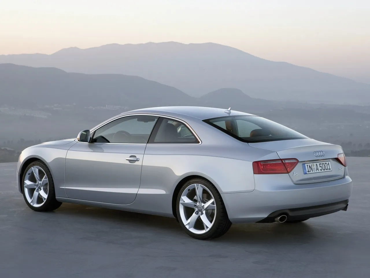 Audi A5 (2008) – zadní tříčtvrteční pohled
