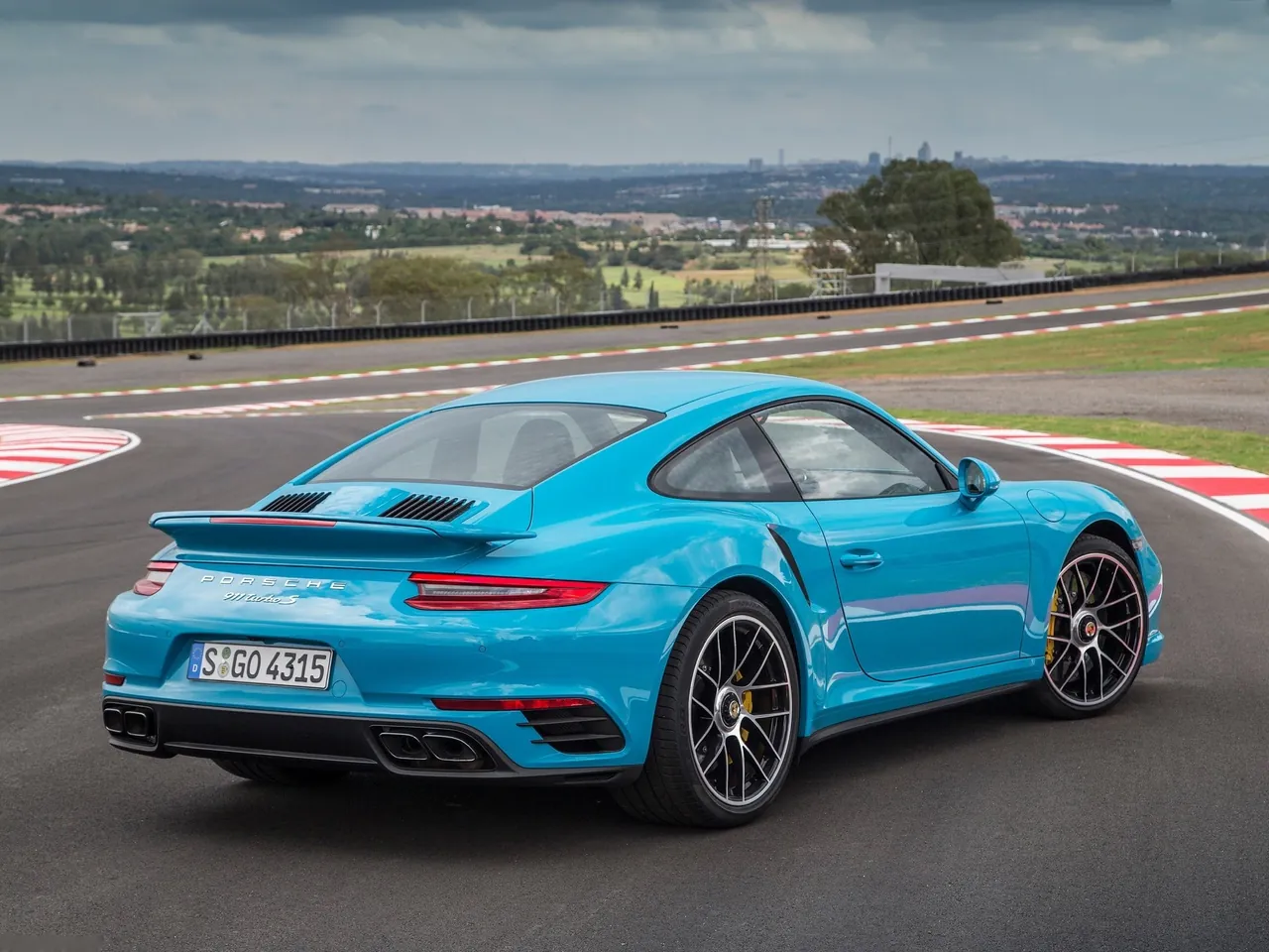 Porsche 911 Turbo S (2016) – zadní tříčtvrteční pohled