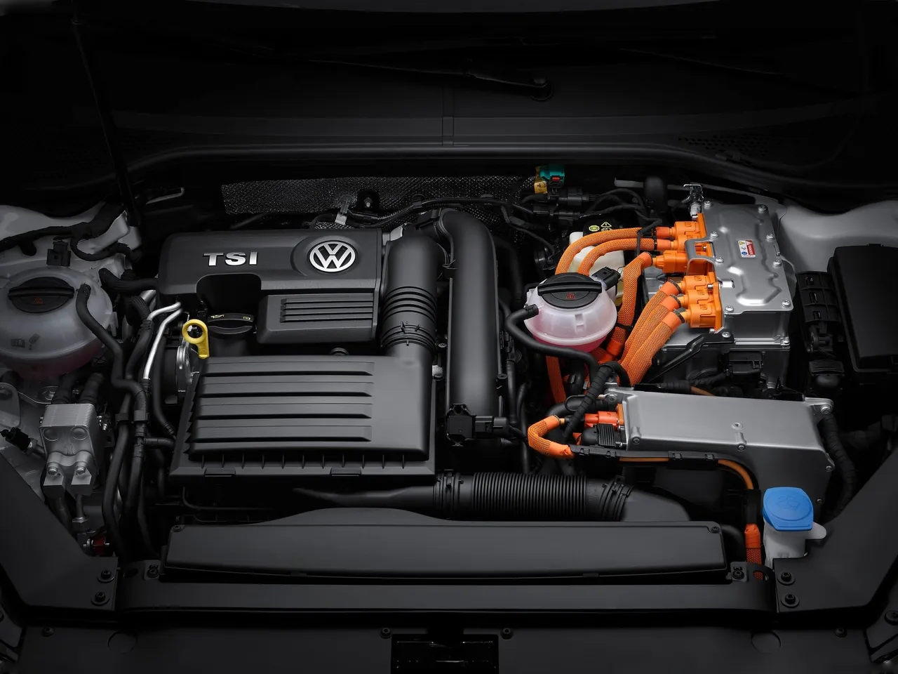 Volkswagen Passat GTE (2015) - Engine Bay