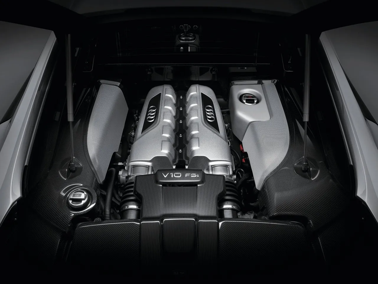 Audi R8 V10 (2013) – motorový prostor