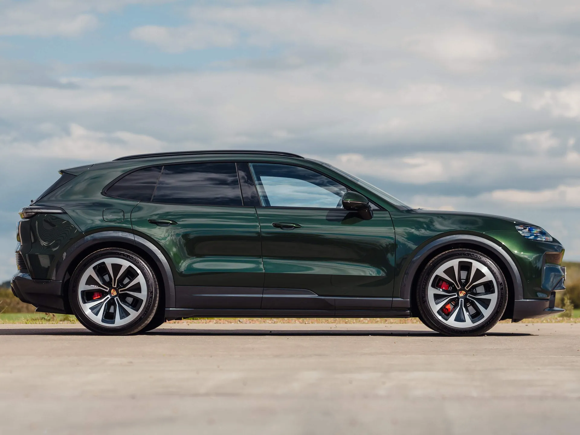 Porsche Cayenne S Electric [UK] (2027) – boční profil