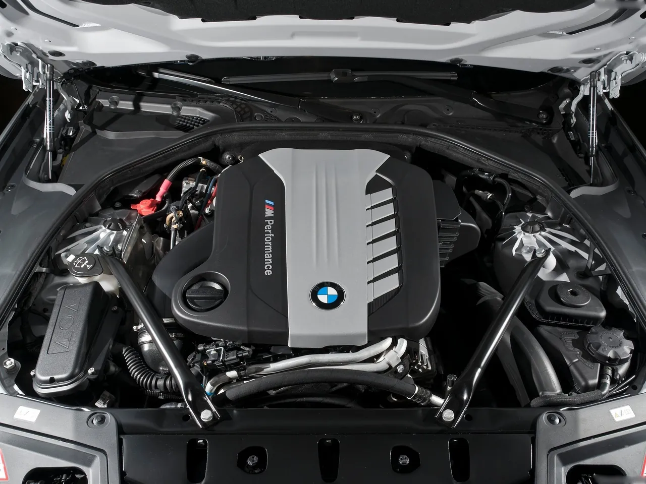 BMW M550d xDrive (2013) – motorový prostor
