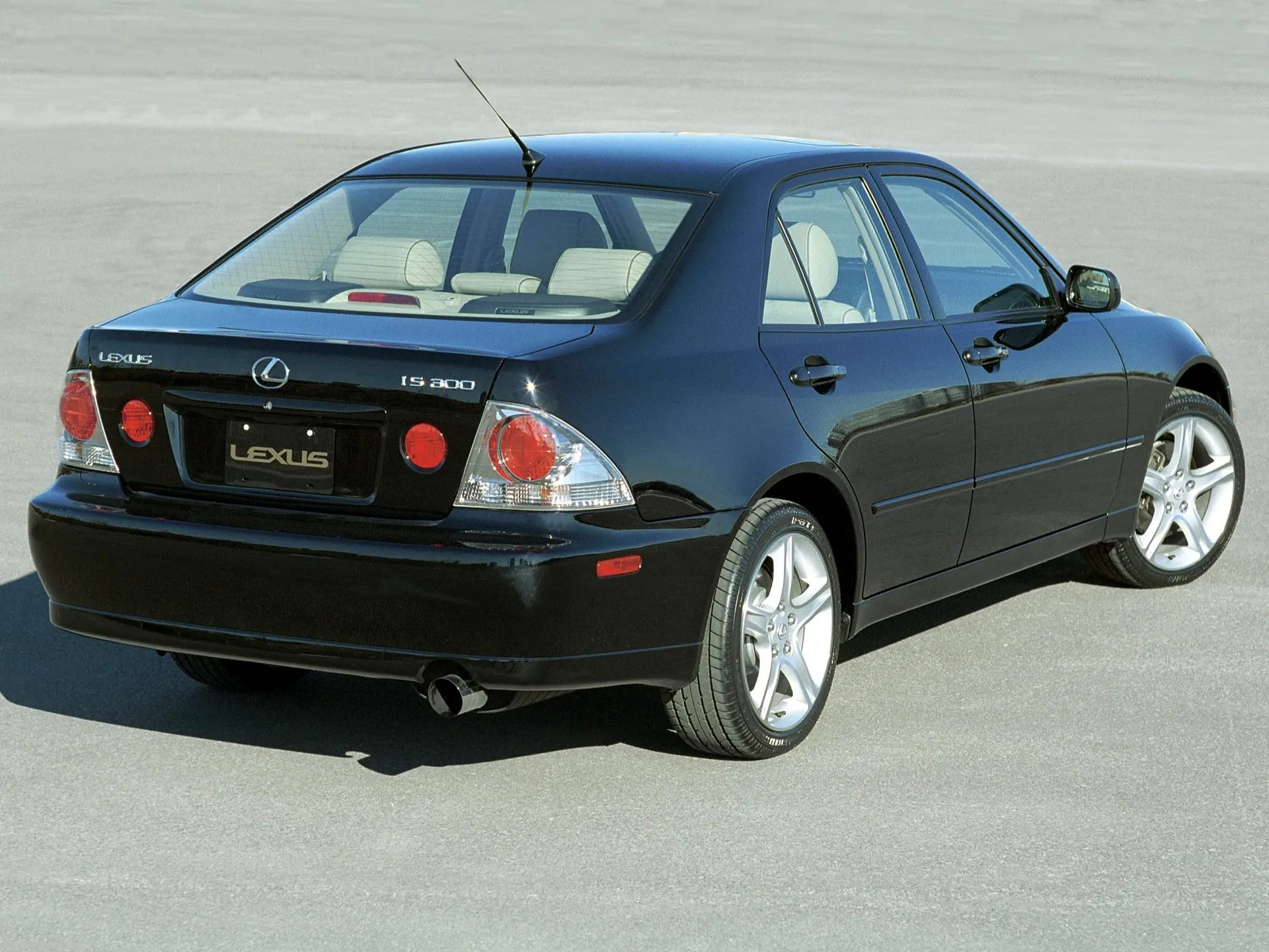 Lexus IS 300 (2001) – zadní tříčtvrteční pohled