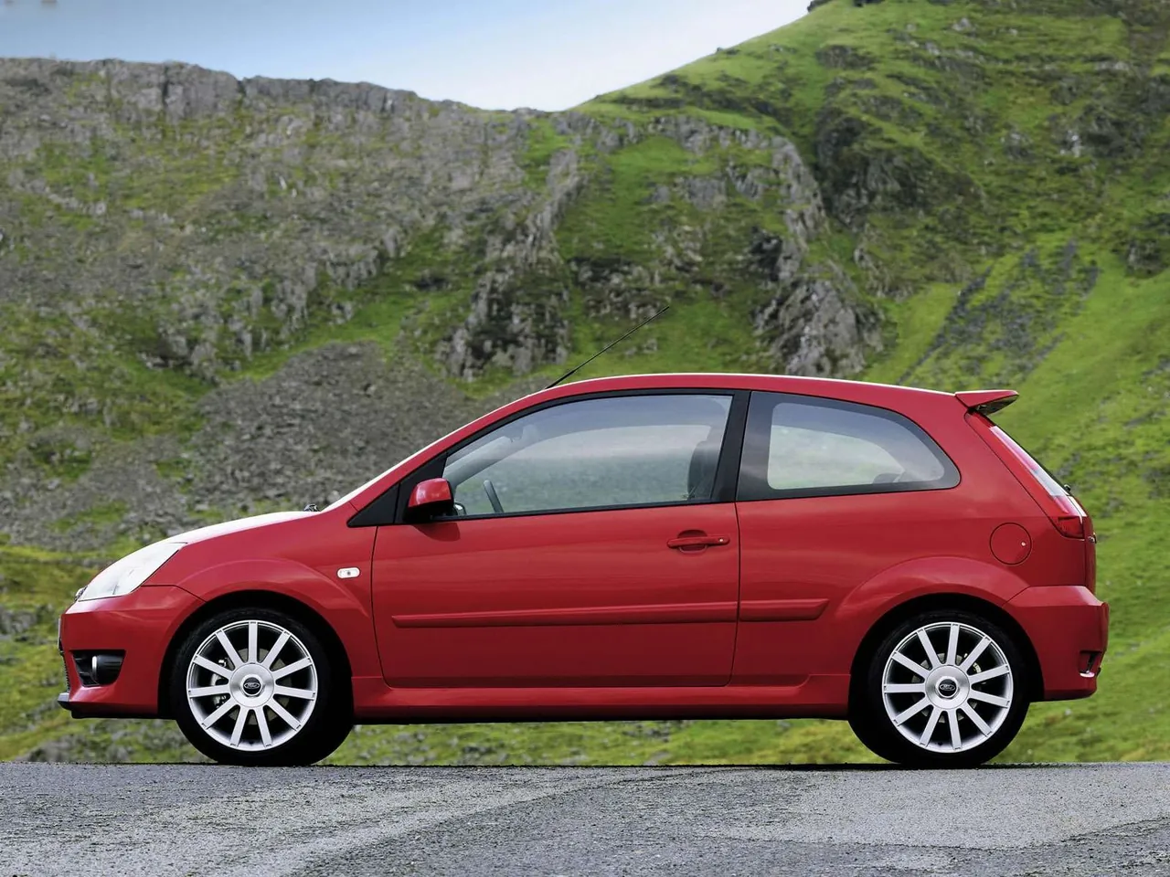 Ford Fiesta ST (2005) – boční profil