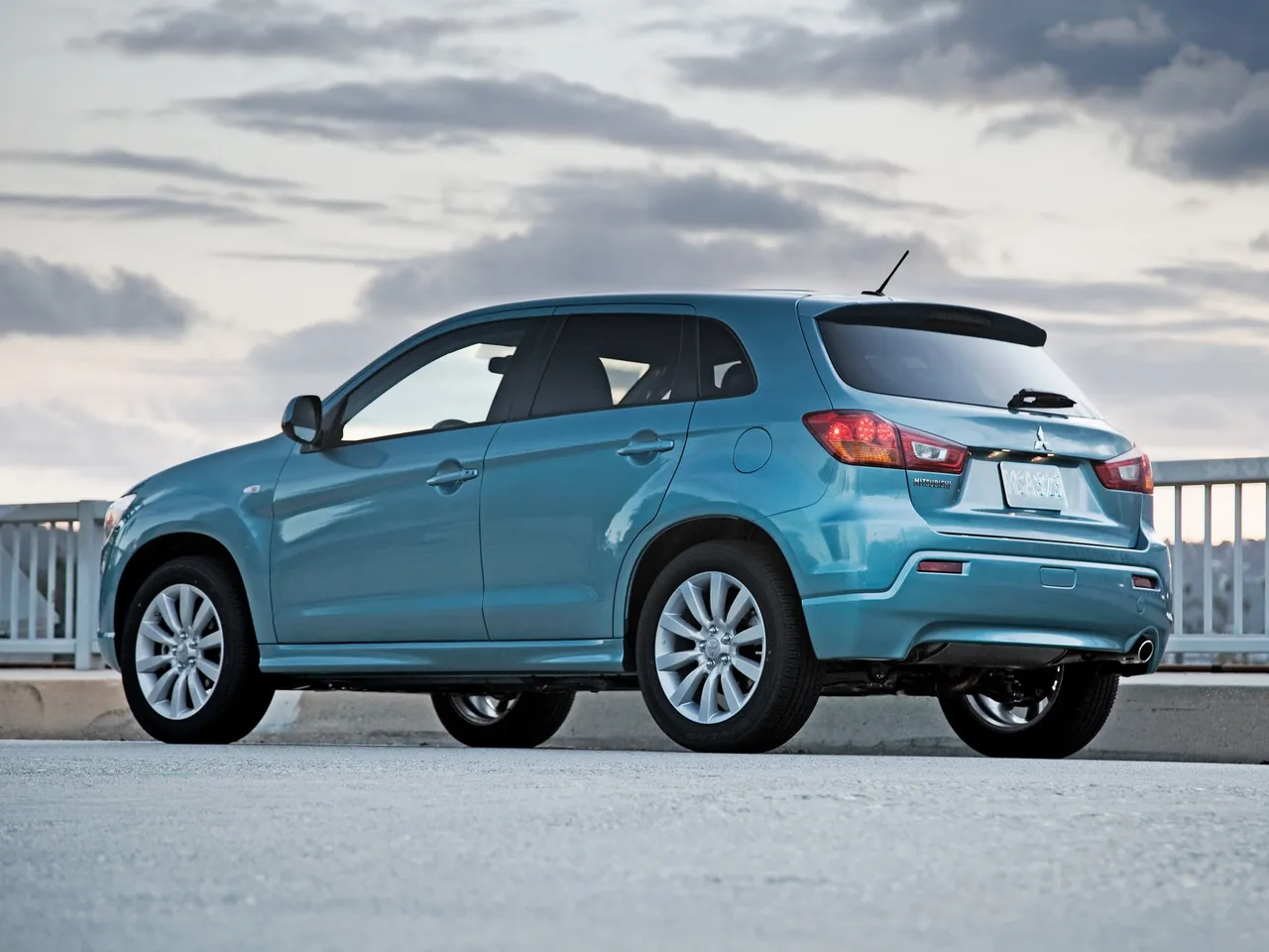 Mitsubishi CUV (2011) – zadní tříčtvrteční pohled