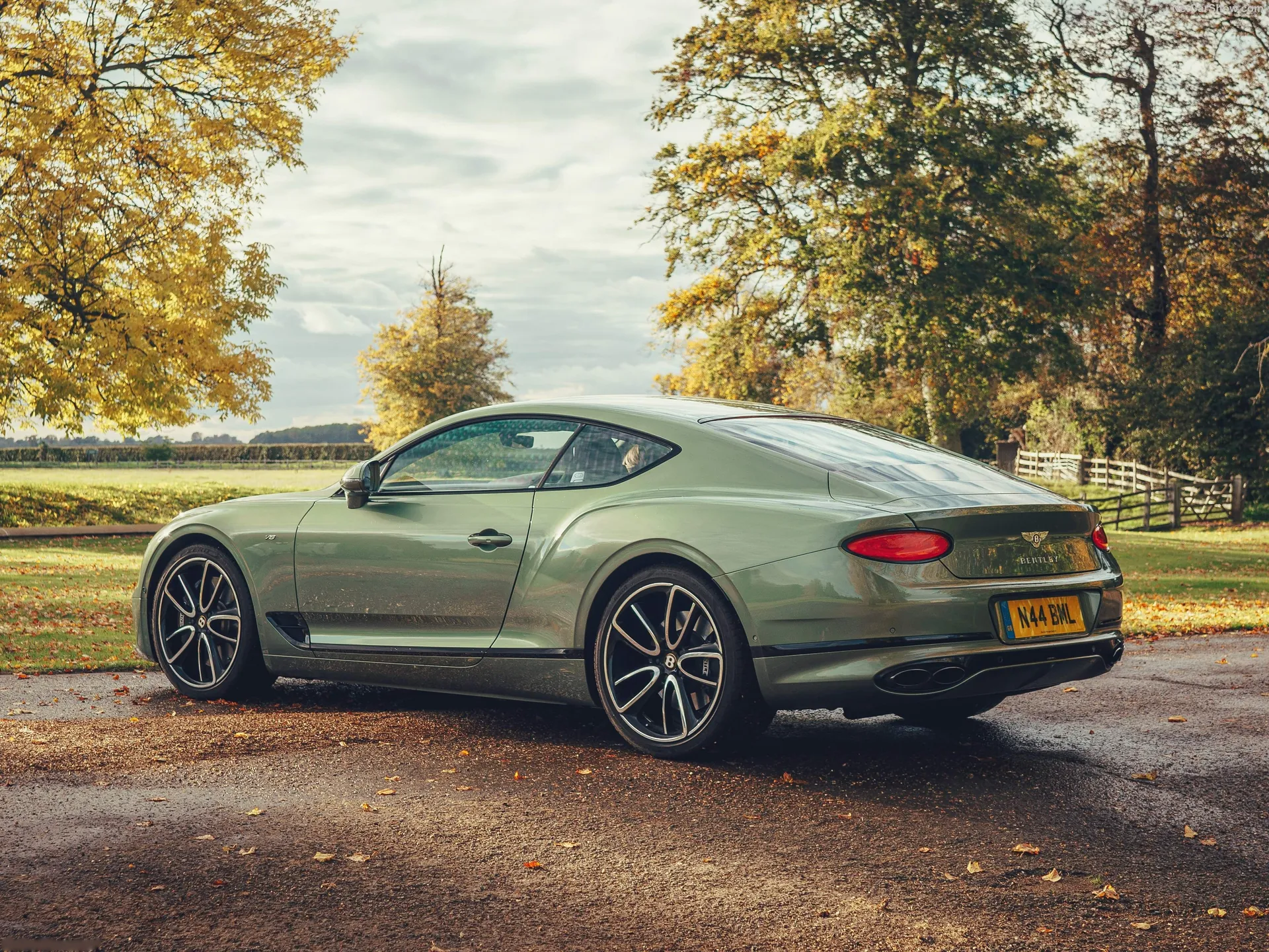 Bentley Continental GT V8 (2020) – zadní tříčtvrteční pohled