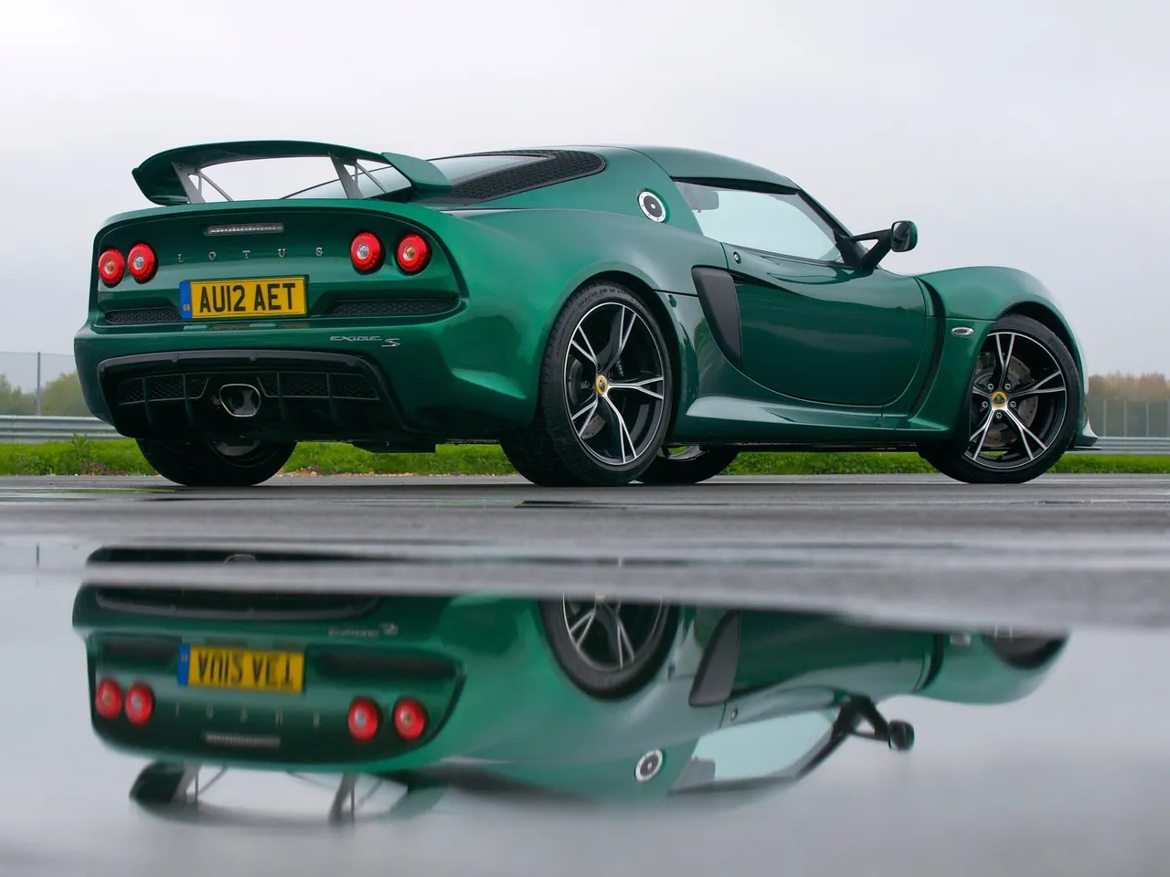 Lotus Exige S (2012) – zadní tříčtvrteční pohled