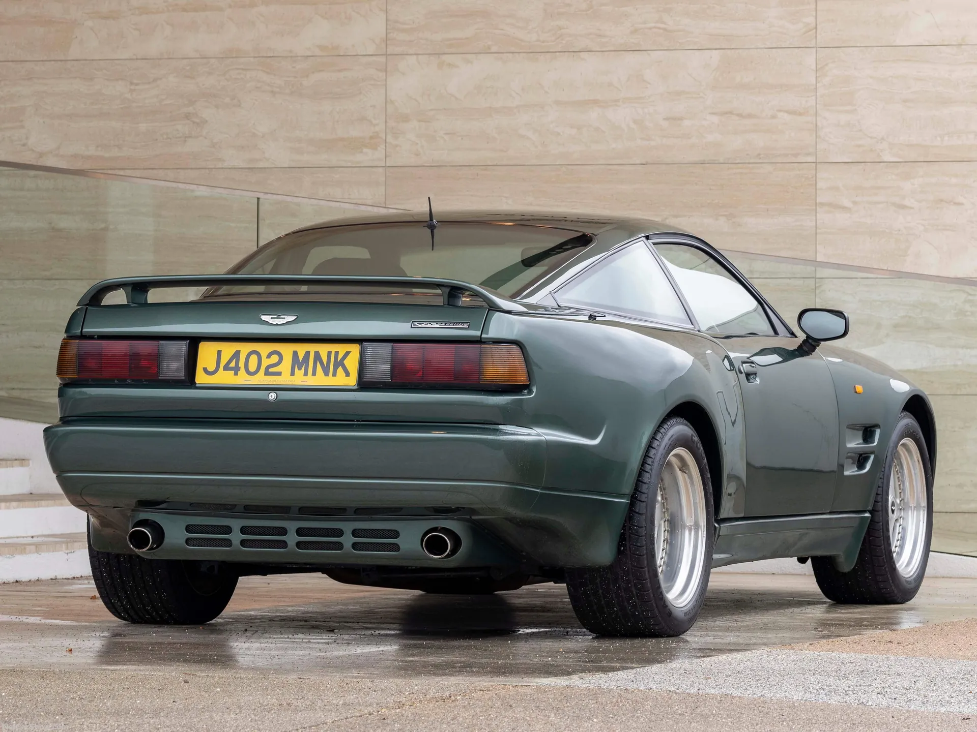 Aston Martin Virage 6.3 (1992) – zadní tříčtvrteční pohled