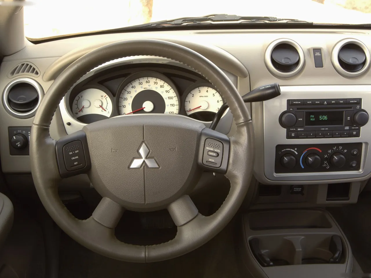 Mitsubishi Raider DuroCross (2007) – interiér