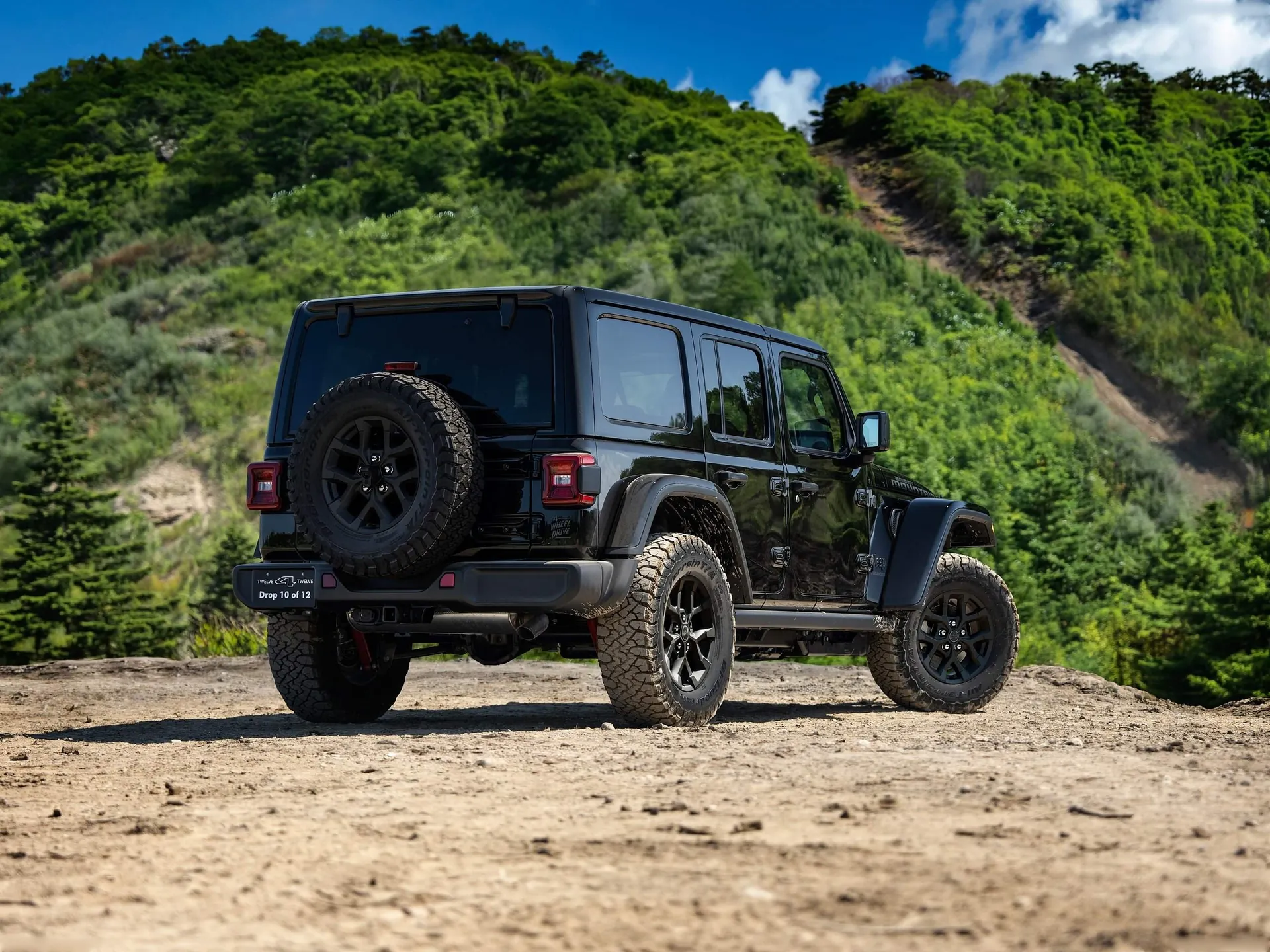 Jeep Wrangler Smoky Mountain Special Edition (2027) – zadní tříčtvrteční pohled