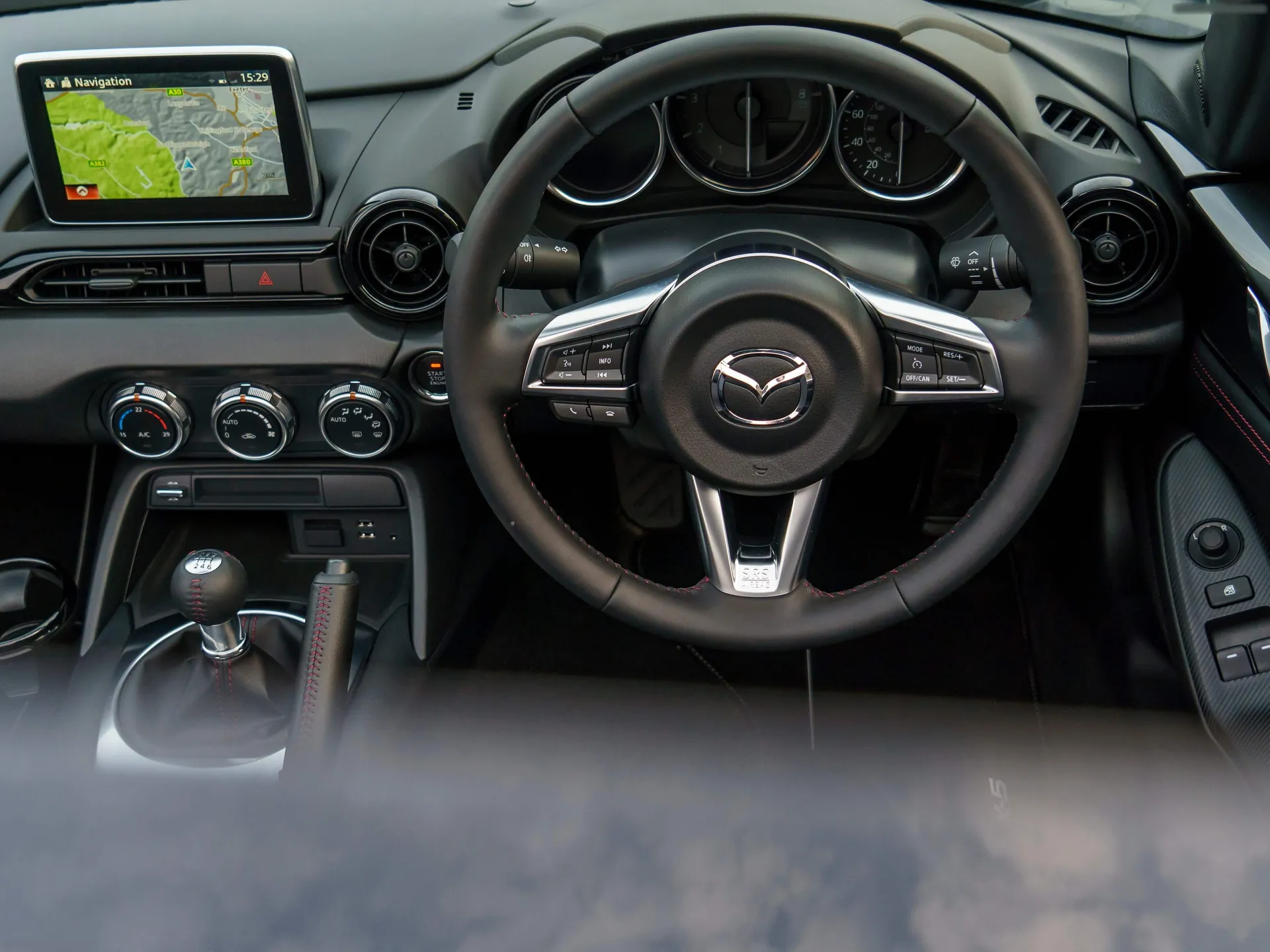 Mazda MX-5 RF [UK] (2017) – interiér