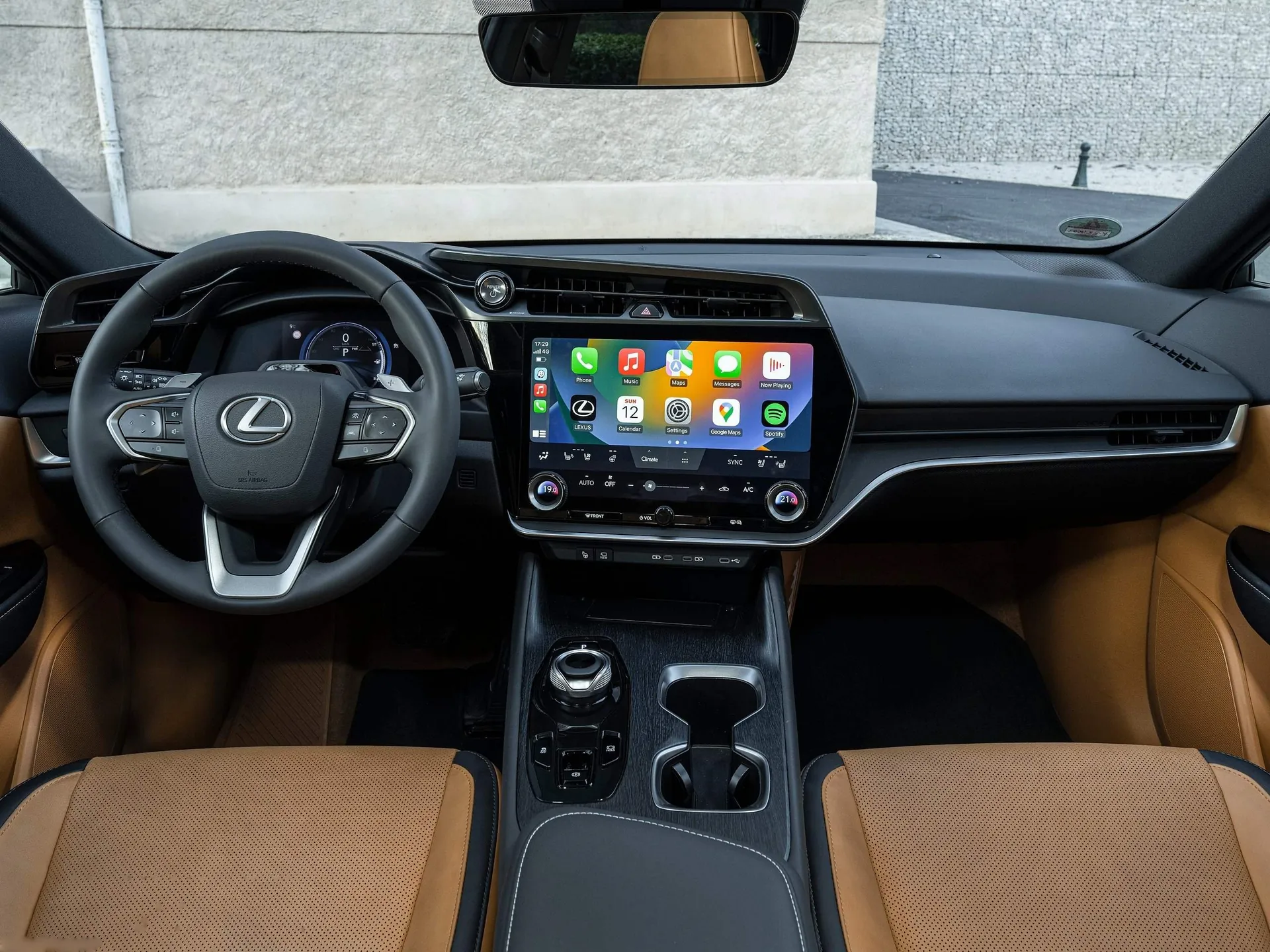 Lexus RZ 450e (2023) – interiér