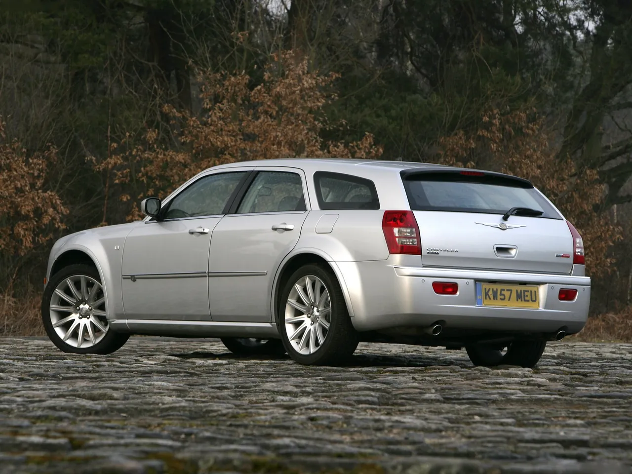 Chrysler 300C Touring SRT [UK] (2008) – zadní tříčtvrteční pohled