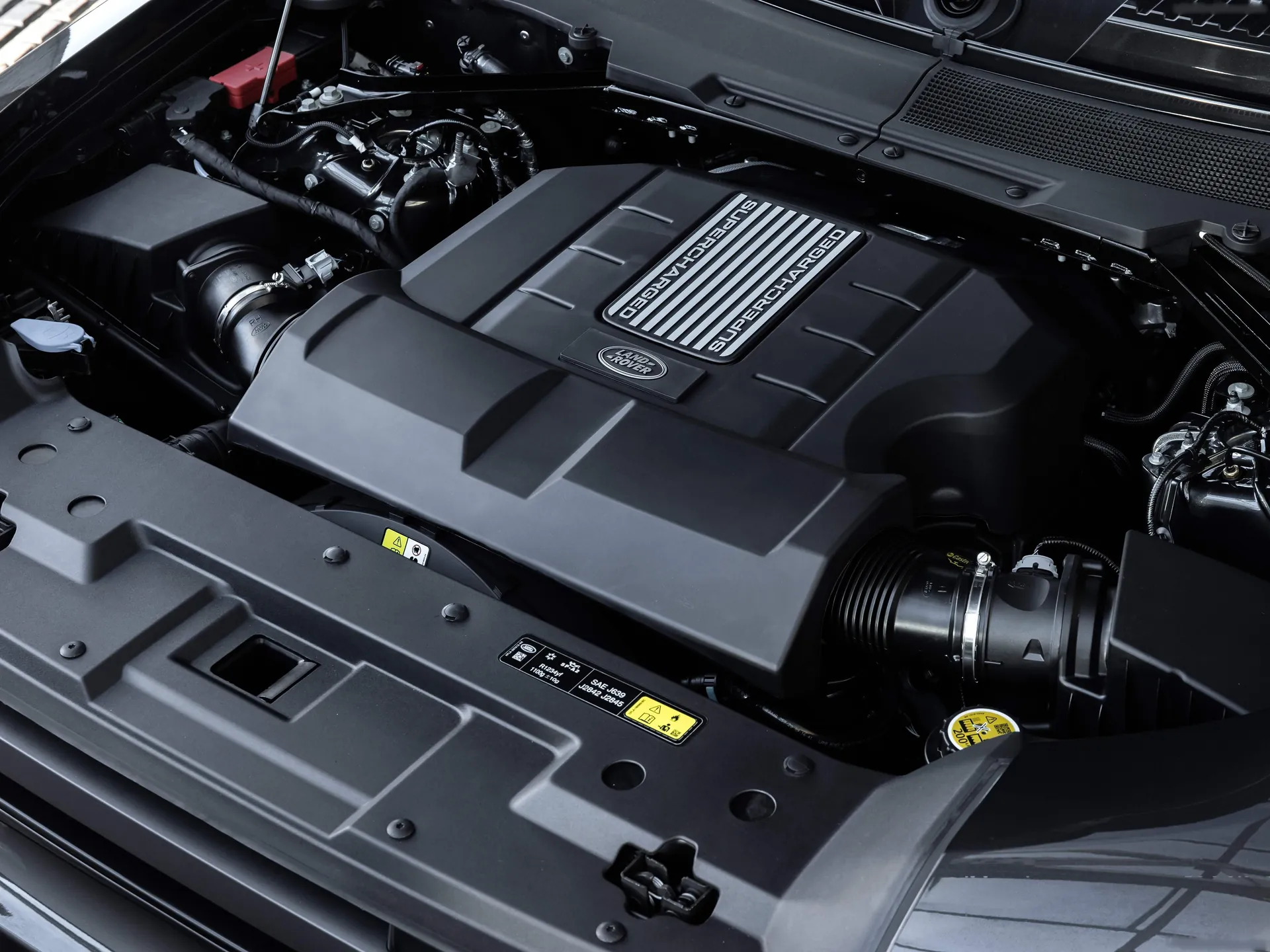 Land Rover Defender V8 (2022) - Engine Bay