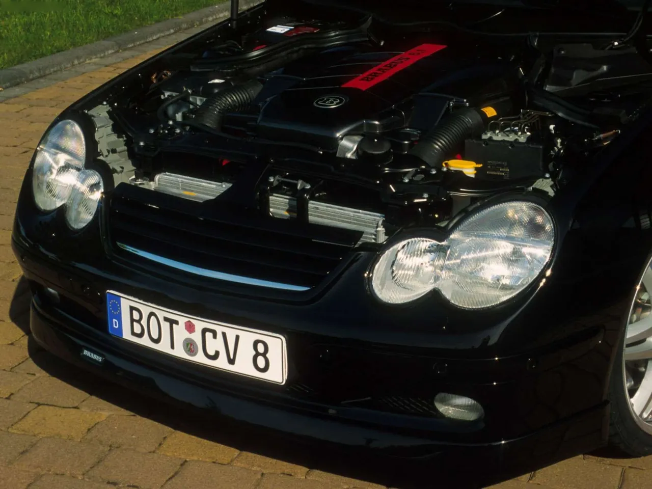 Brabus Mercedes-Benz C V8 Sports Coupe (2004) – motorový prostor