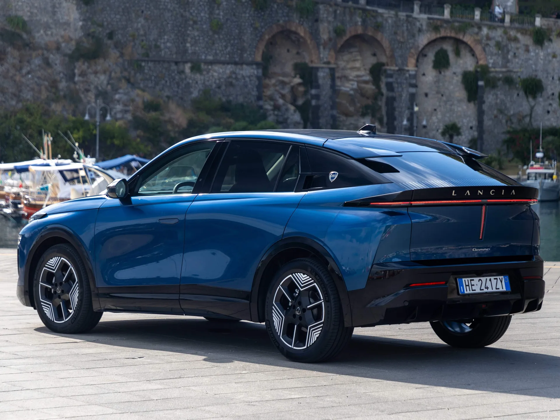 Lancia Gamma (2027) – zadní tříčtvrteční pohled