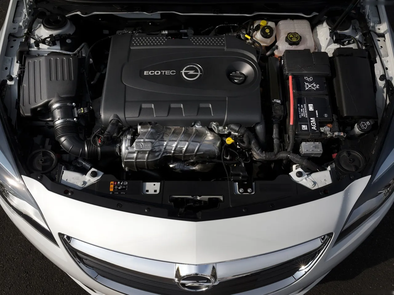 Opel Insignia (2014) – motorový prostor