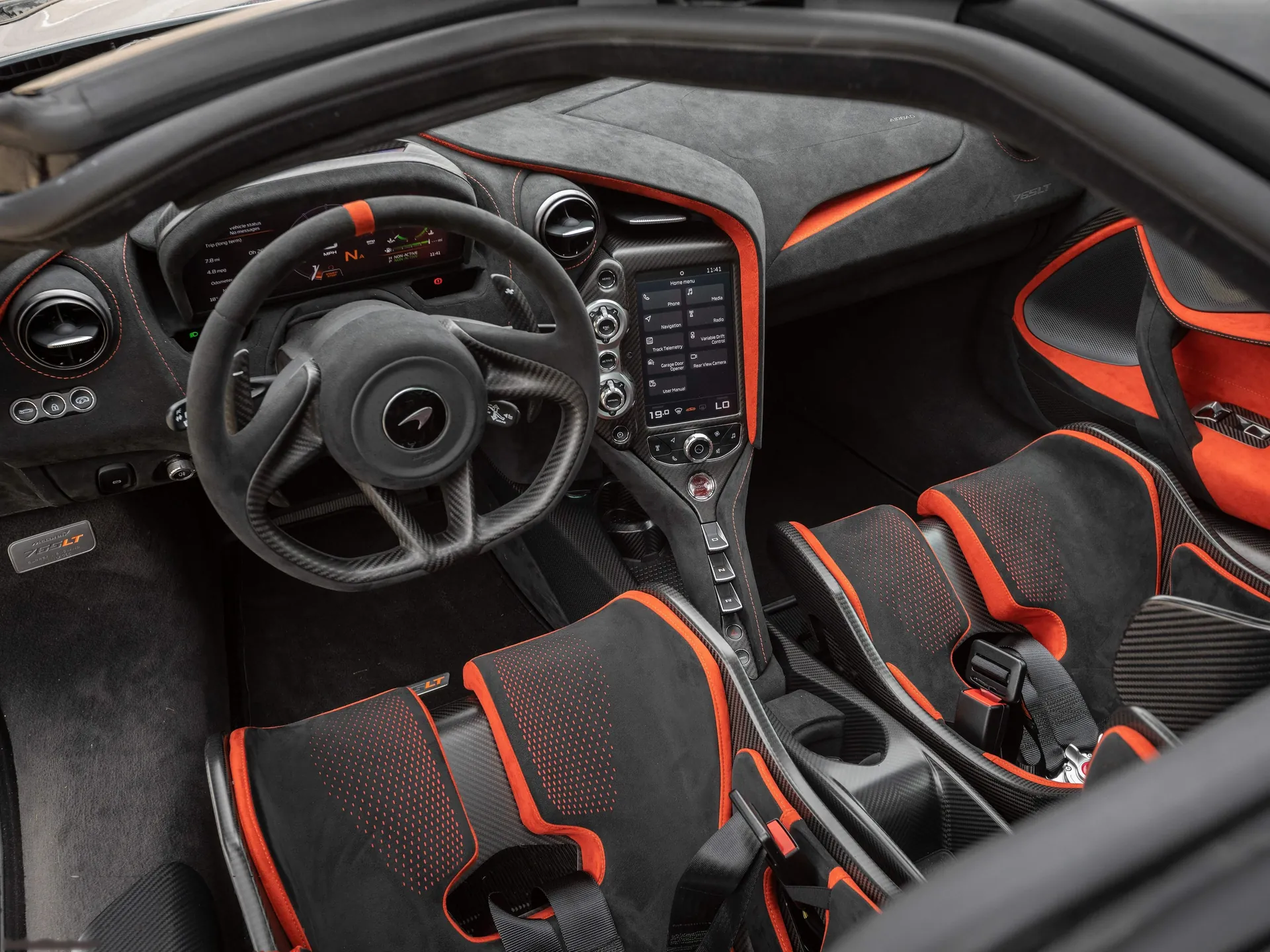 McLaren 765LT (2021) – interiér