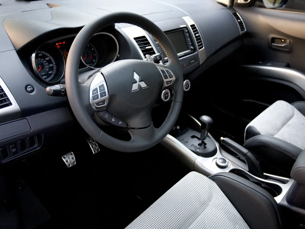 Mitsubishi Evolander Concept (2006) – interiér