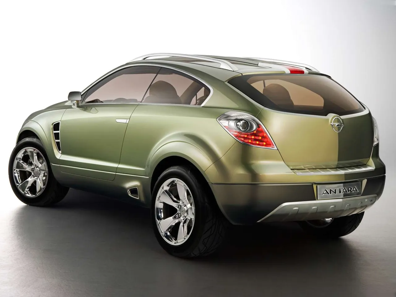 Opel Antara GTC Concept (2005) – zadní tříčtvrteční pohled