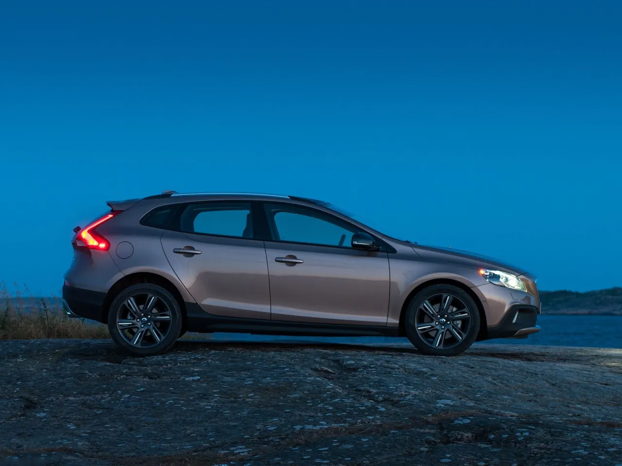 Volvo V40 Cross Country (2014) – boční profil