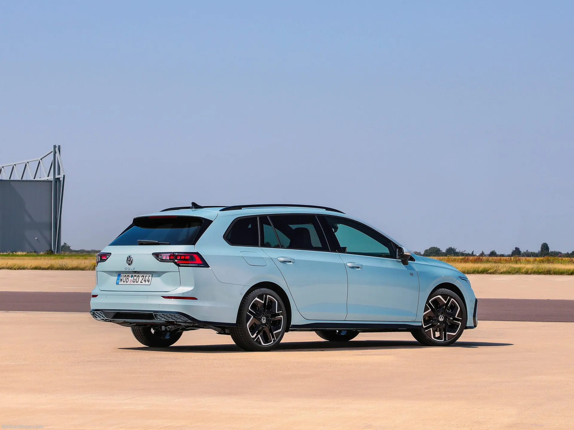 Volkswagen Golf Variant (2024) – zadní tříčtvrteční pohled