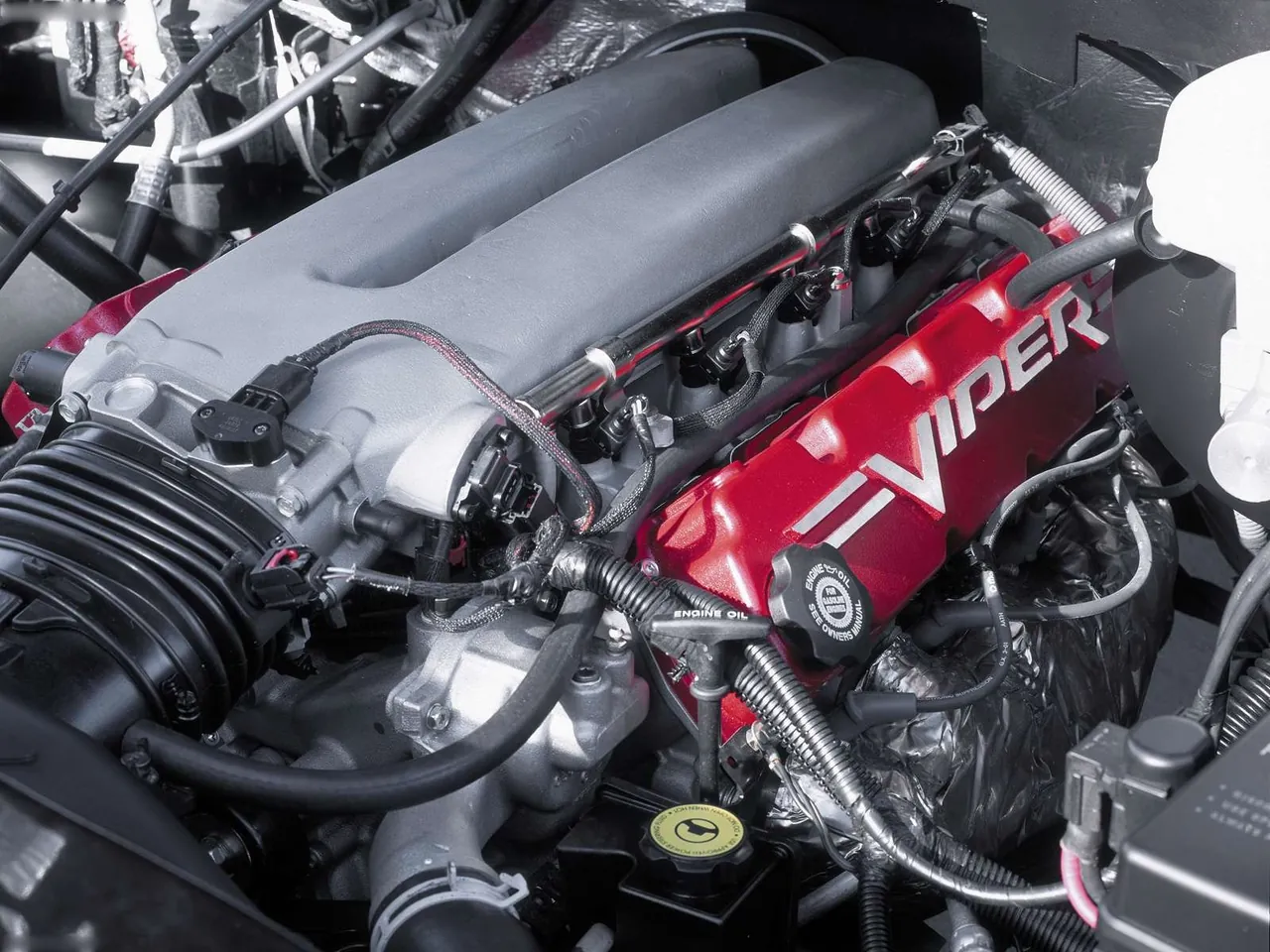 Dodge Ram SRT10 (2002) – motorový prostor