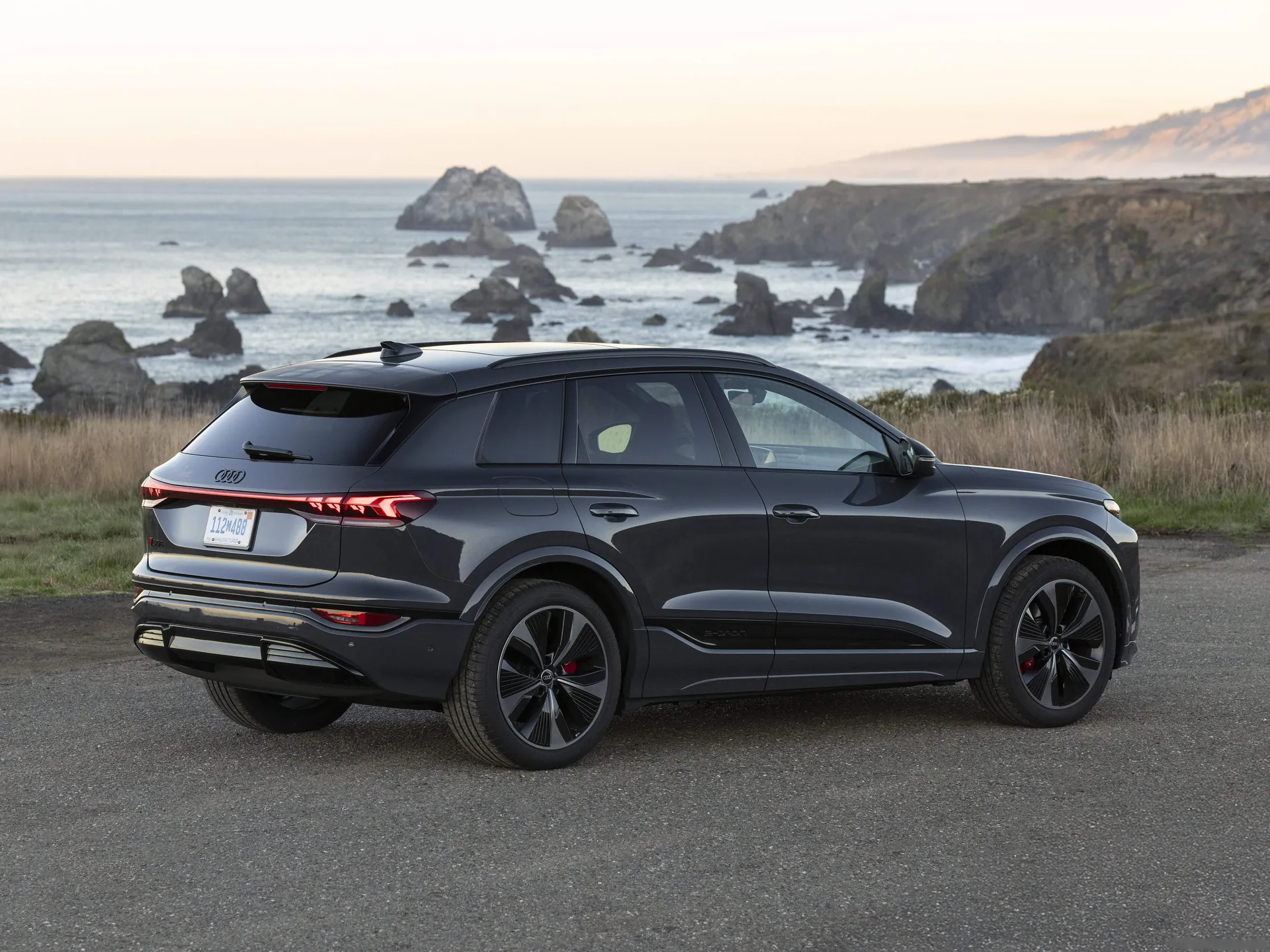 Audi SQ6 e-tron [US] (2025) – zadní tříčtvrteční pohled