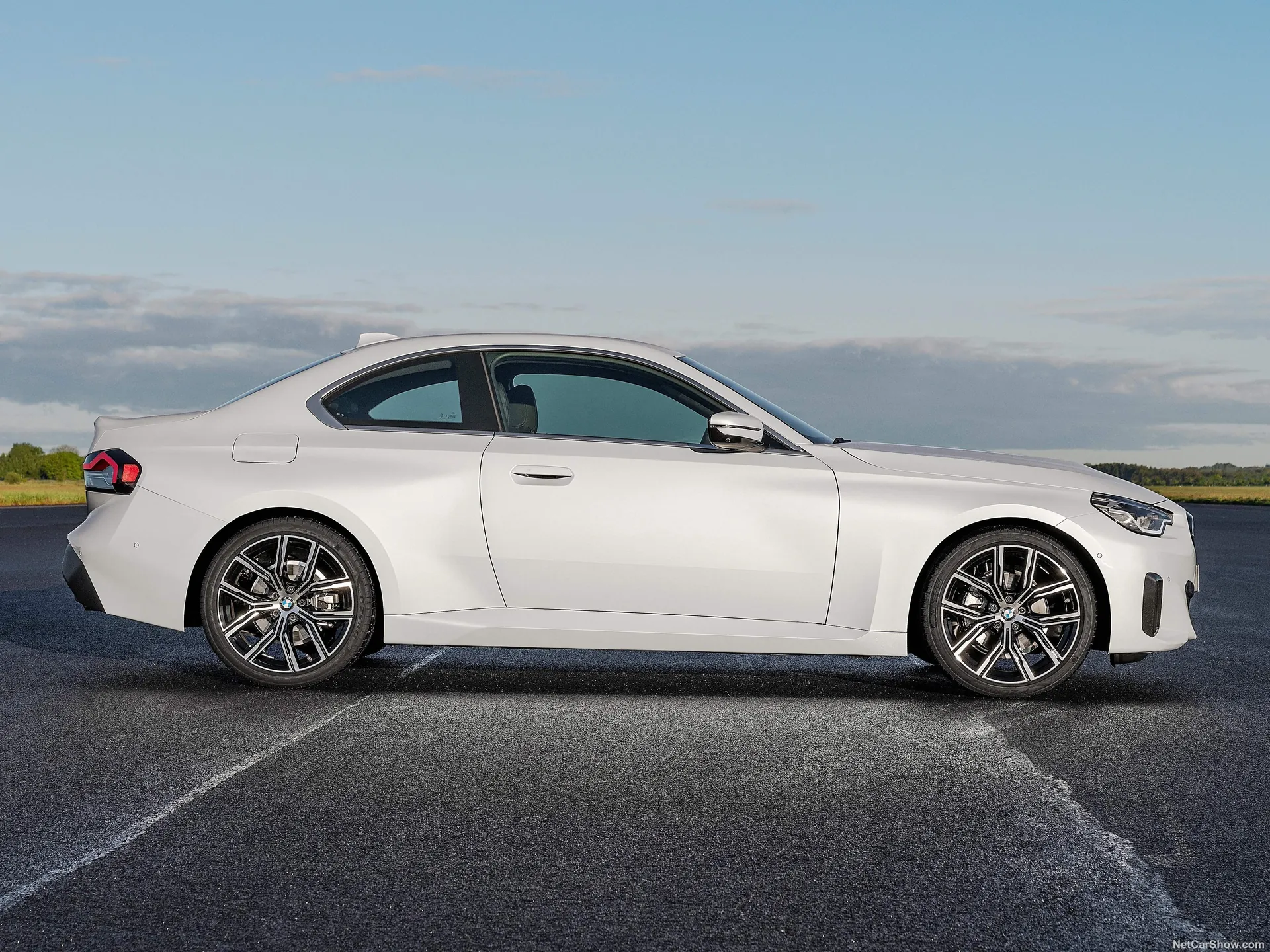 BMW 2-Series Coupe (2022) – boční profil
