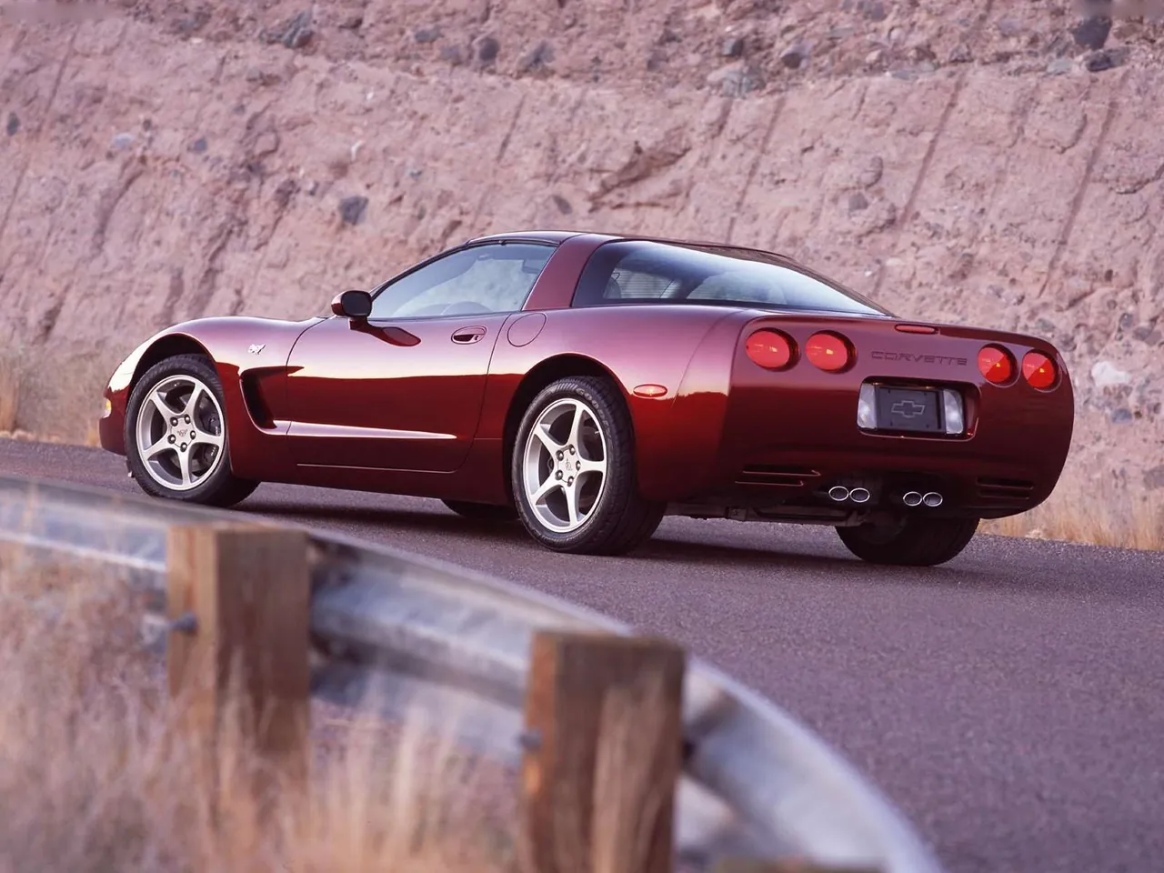 Chevrolet Corvette (2003) – zadní tříčtvrteční pohled