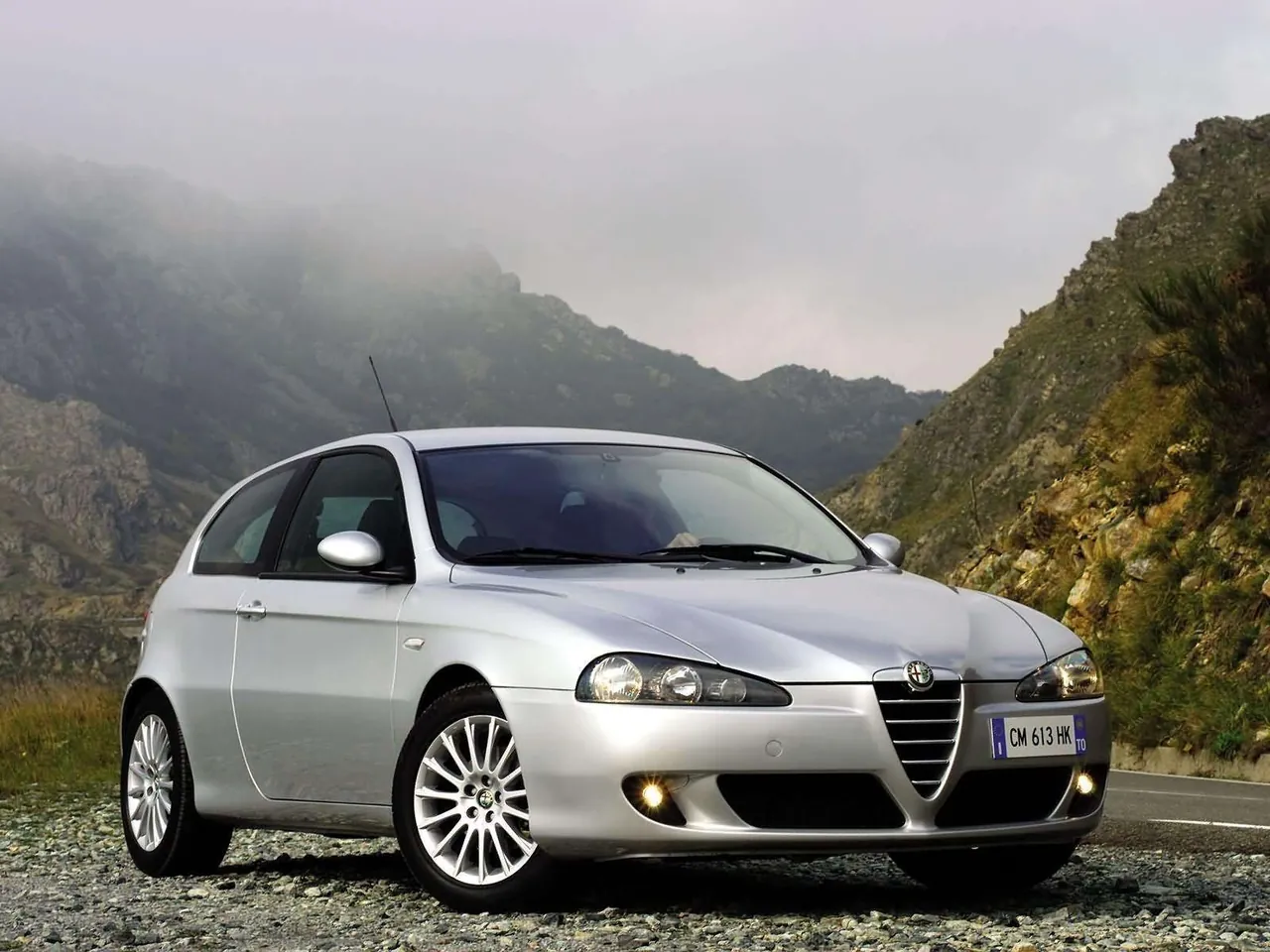 Alfa Romeo 147 3door (2004) – přední tříčtvrteční pohled
