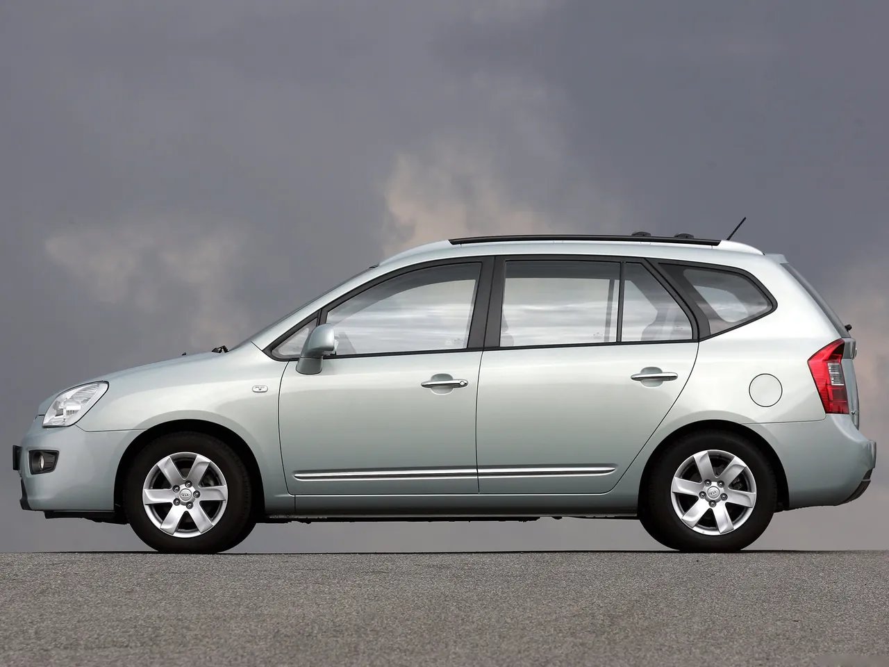 Kia Carens (2007) – boční profil