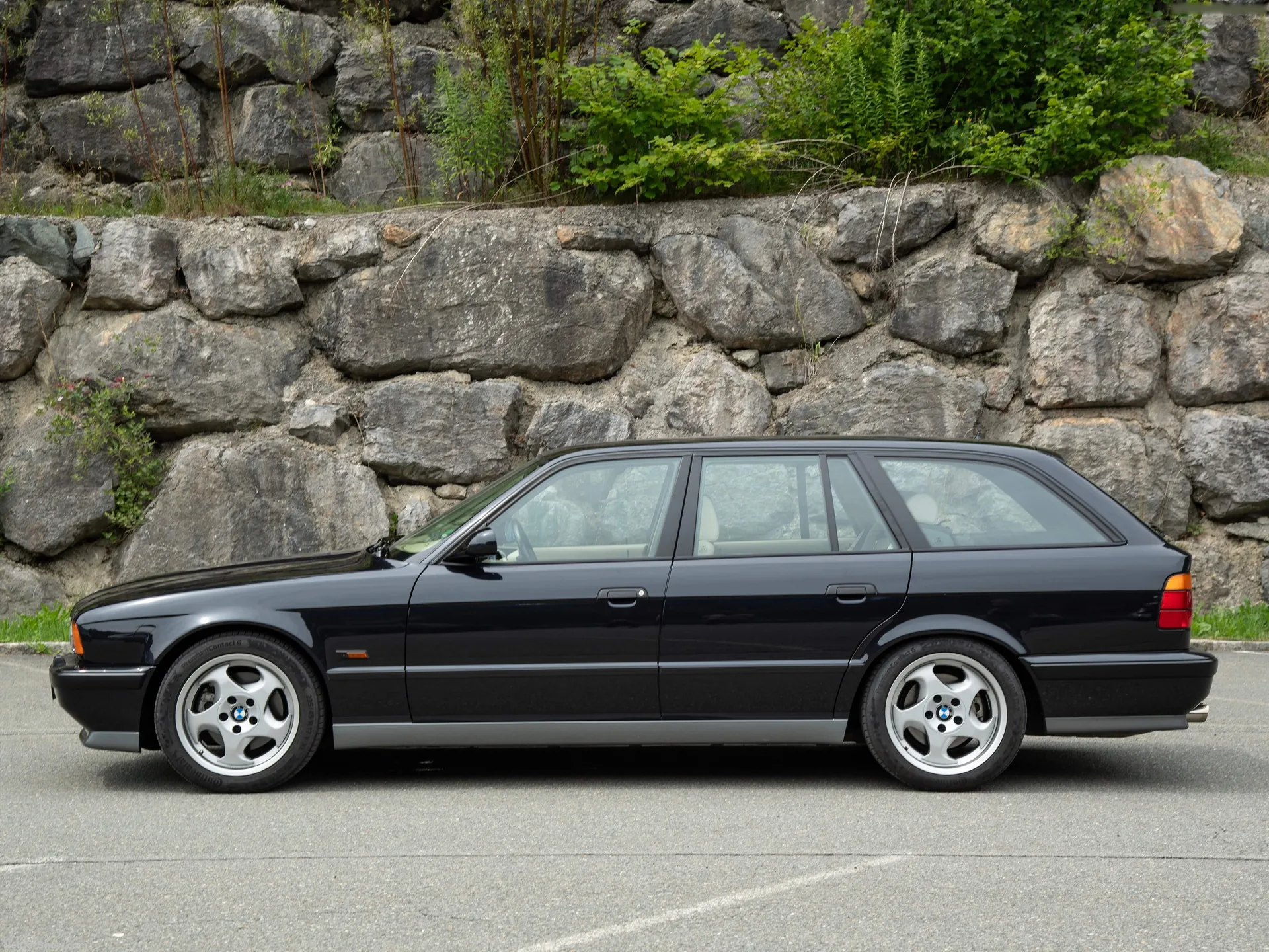 BMW M5 Touring (1992) – boční profil
