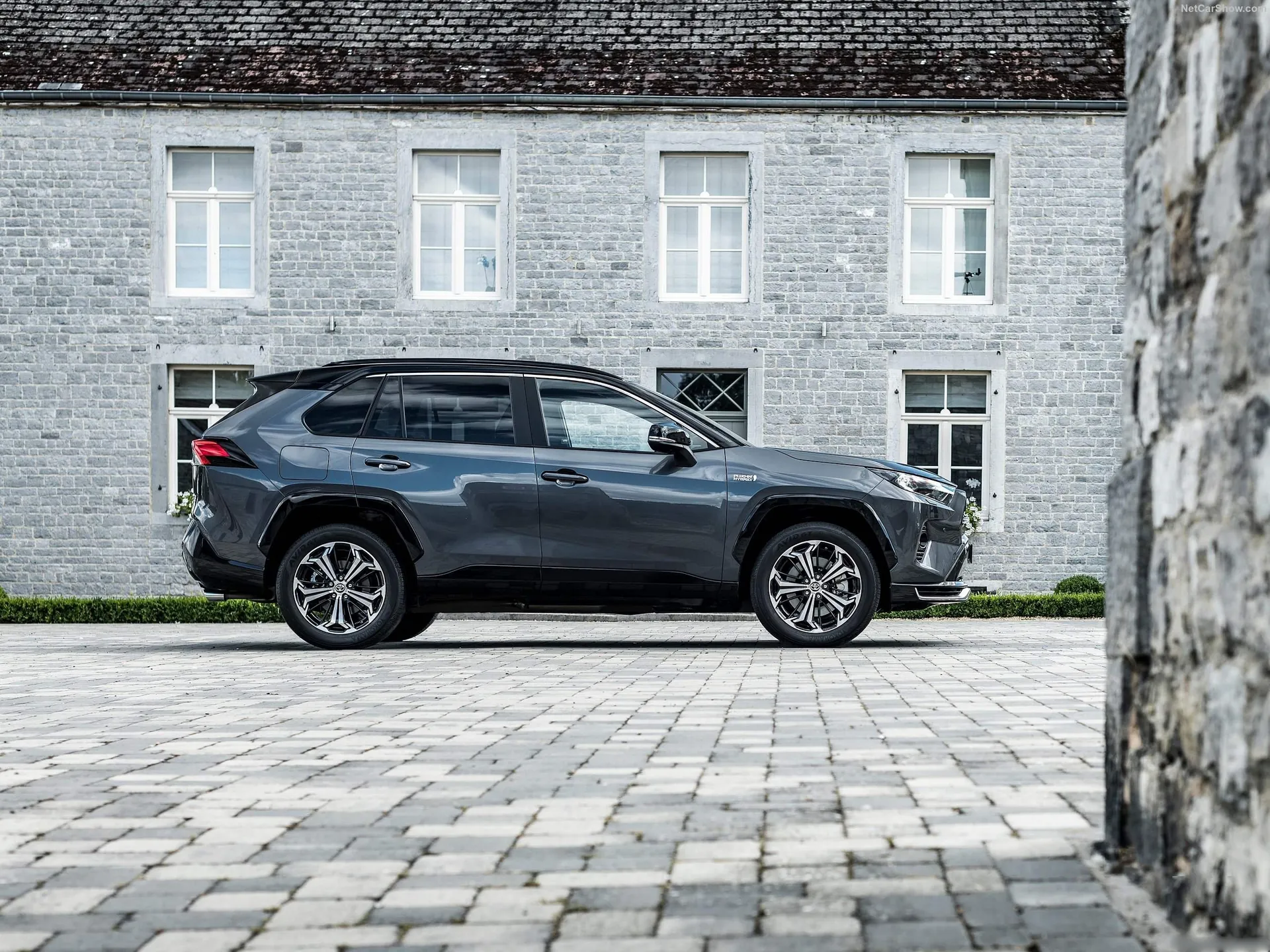 Toyota RAV4 Plug-in Hybrid (2021) – boční profil