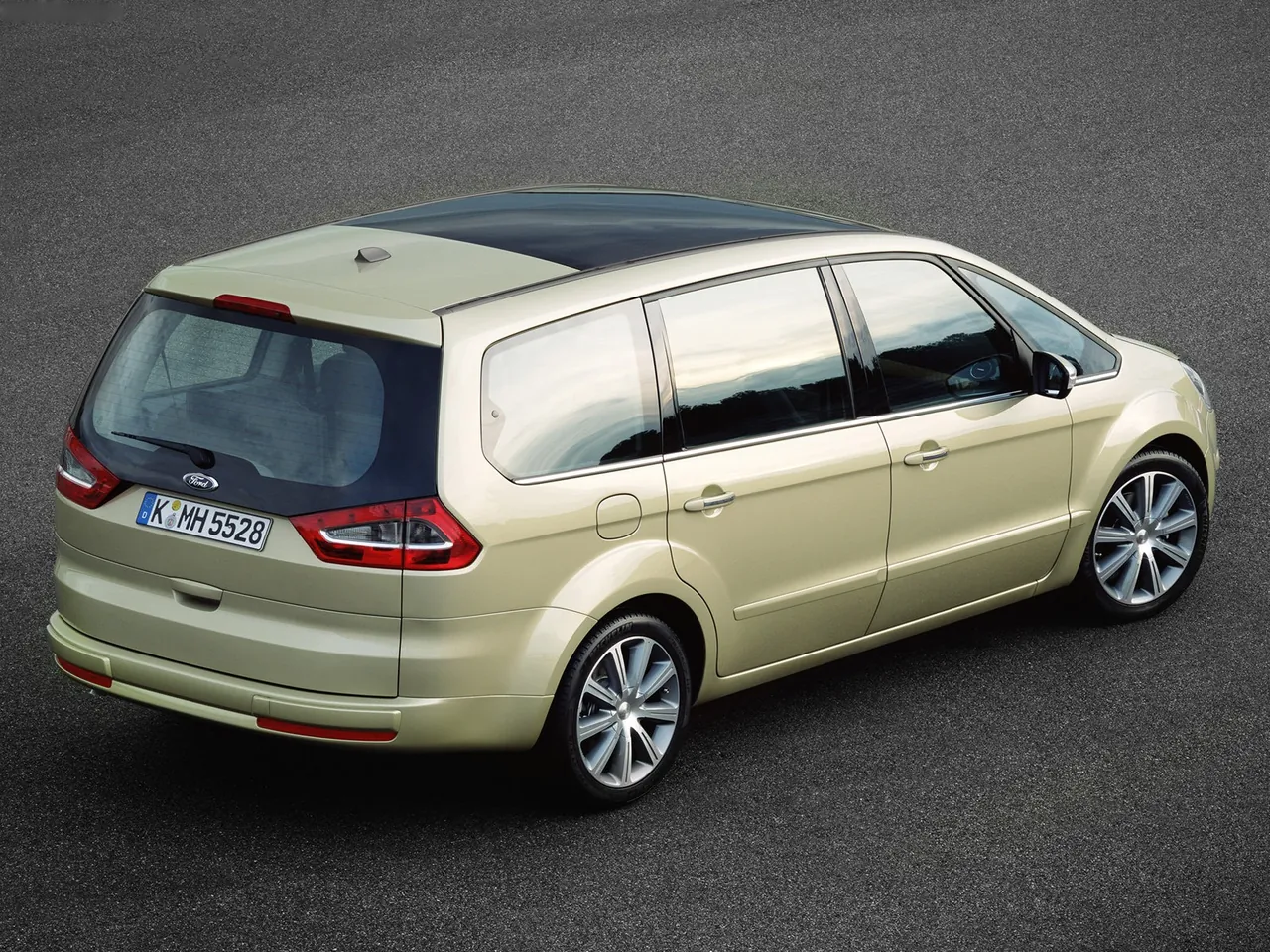 Ford Galaxy (2006) – zadní tříčtvrteční pohled
