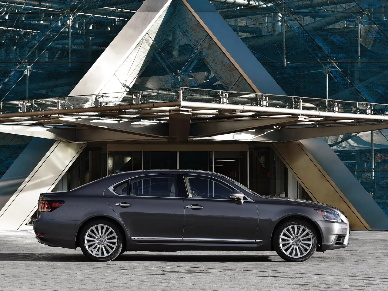 Lexus LS [EU] (2013) – boční profil