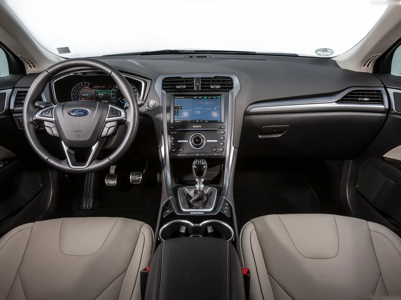 Ford Mondeo Wagon (2015) – interiér