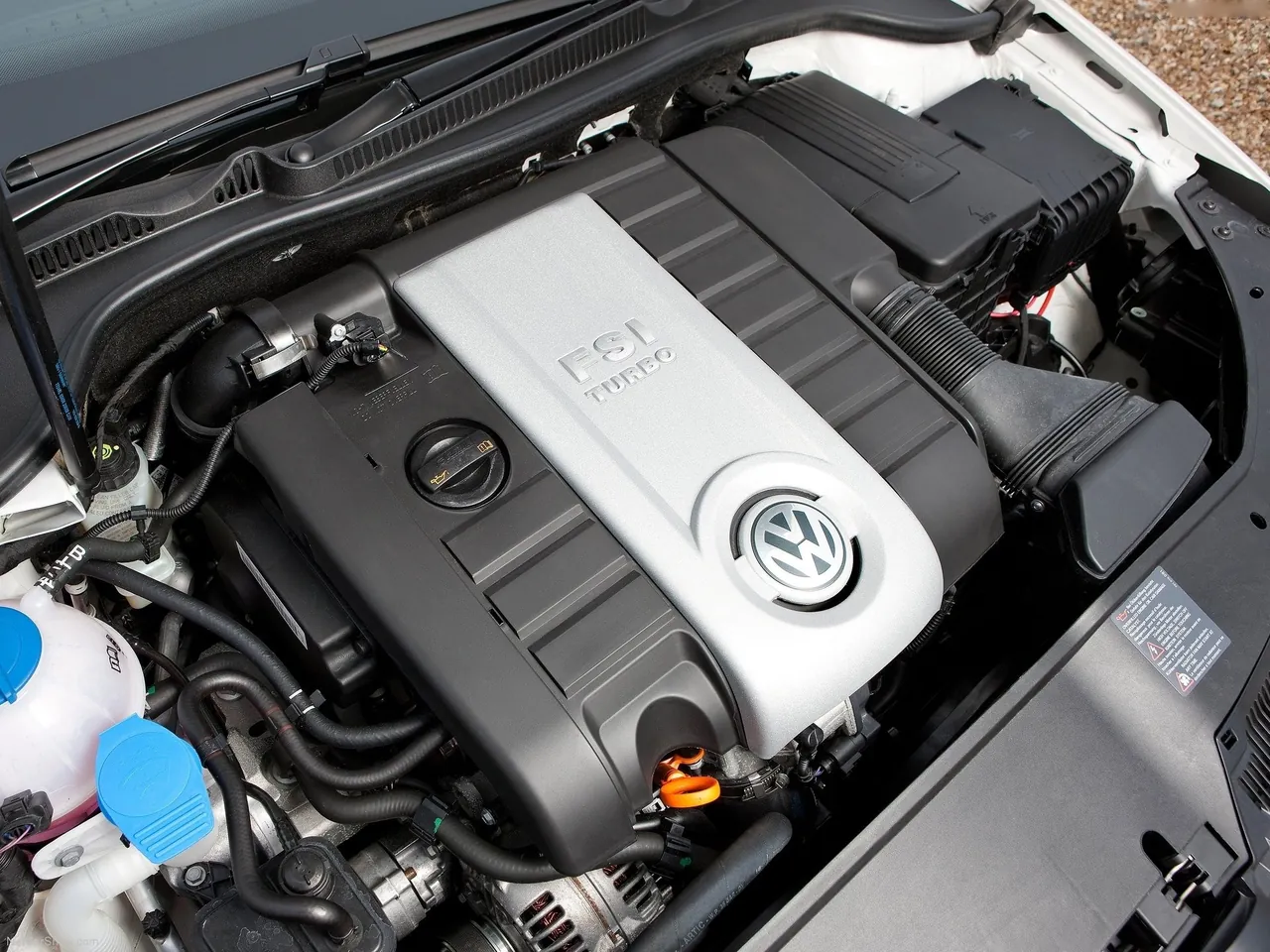 Volkswagen Golf GTI (2004) - Engine Bay