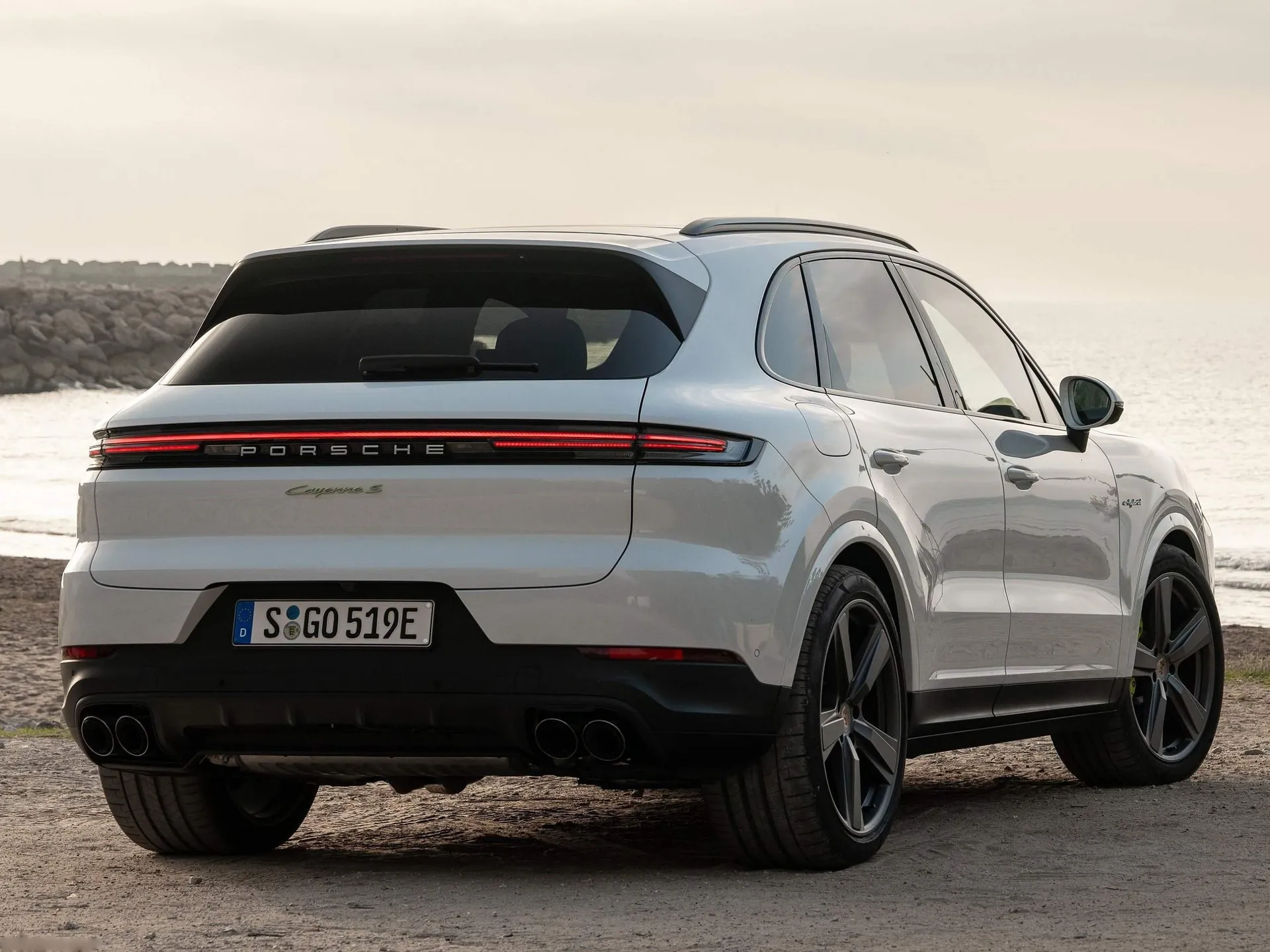 Porsche Cayenne S E-Hybrid (2024) – zadní tříčtvrteční pohled