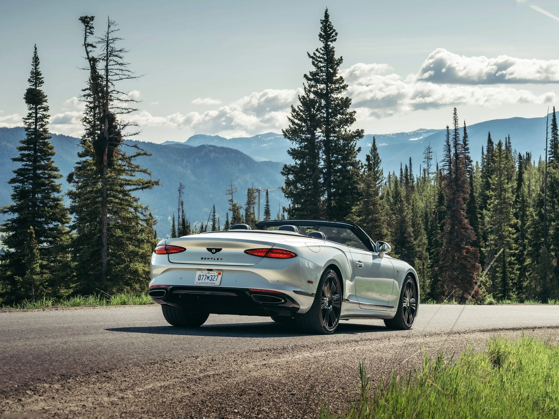 Bentley Continental GTC Azure (2025) – zadní tříčtvrteční pohled