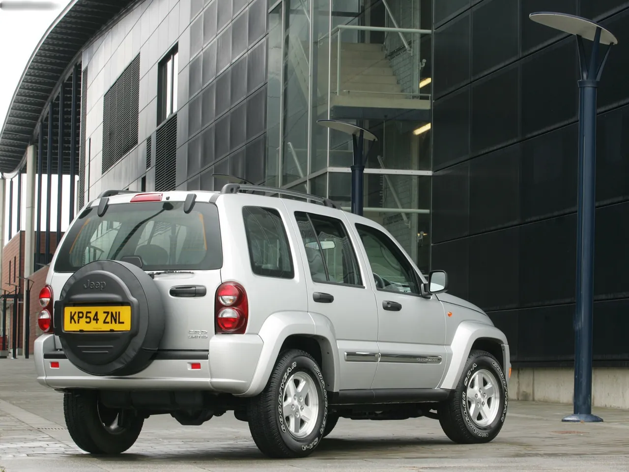 Jeep Cherokee [UK] (2005) - Rear Three-Quarter