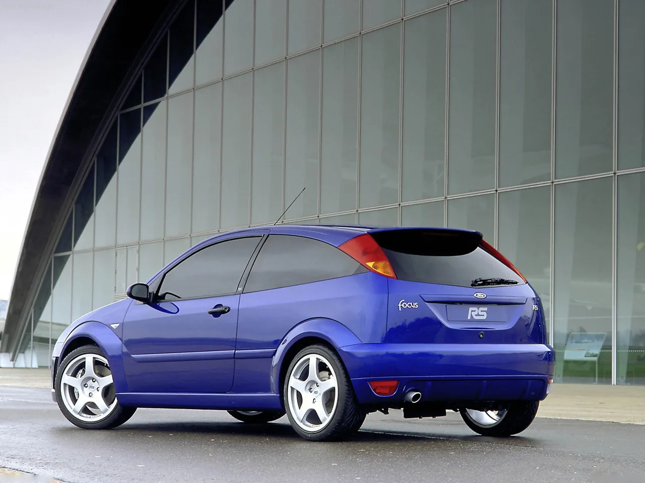 Ford Focus RS (2002) – zadní tříčtvrteční pohled