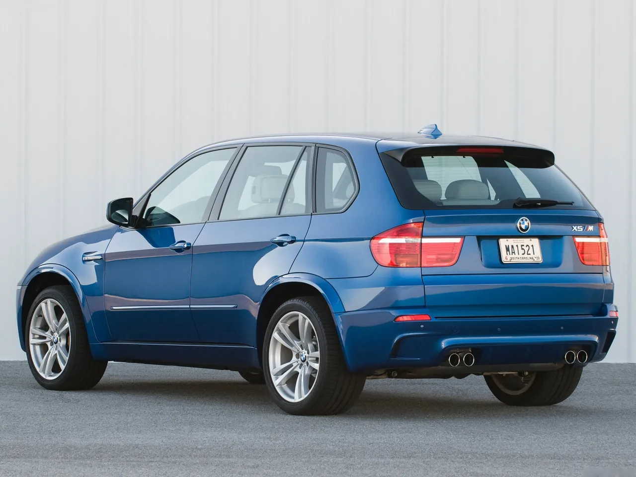 BMW X5 M (2010) – zadní tříčtvrteční pohled