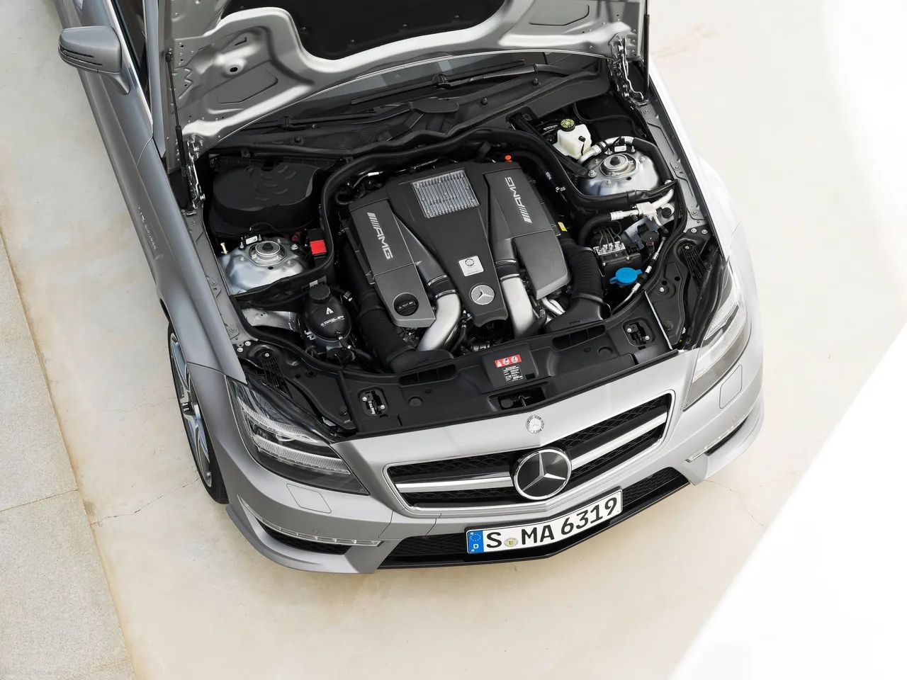 Mercedes-Benz CLS63 AMG Shooting Brake (2013) – motorový prostor