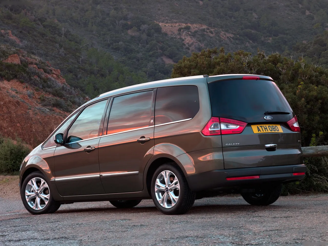 Ford Galaxy (2011) – zadní tříčtvrteční pohled