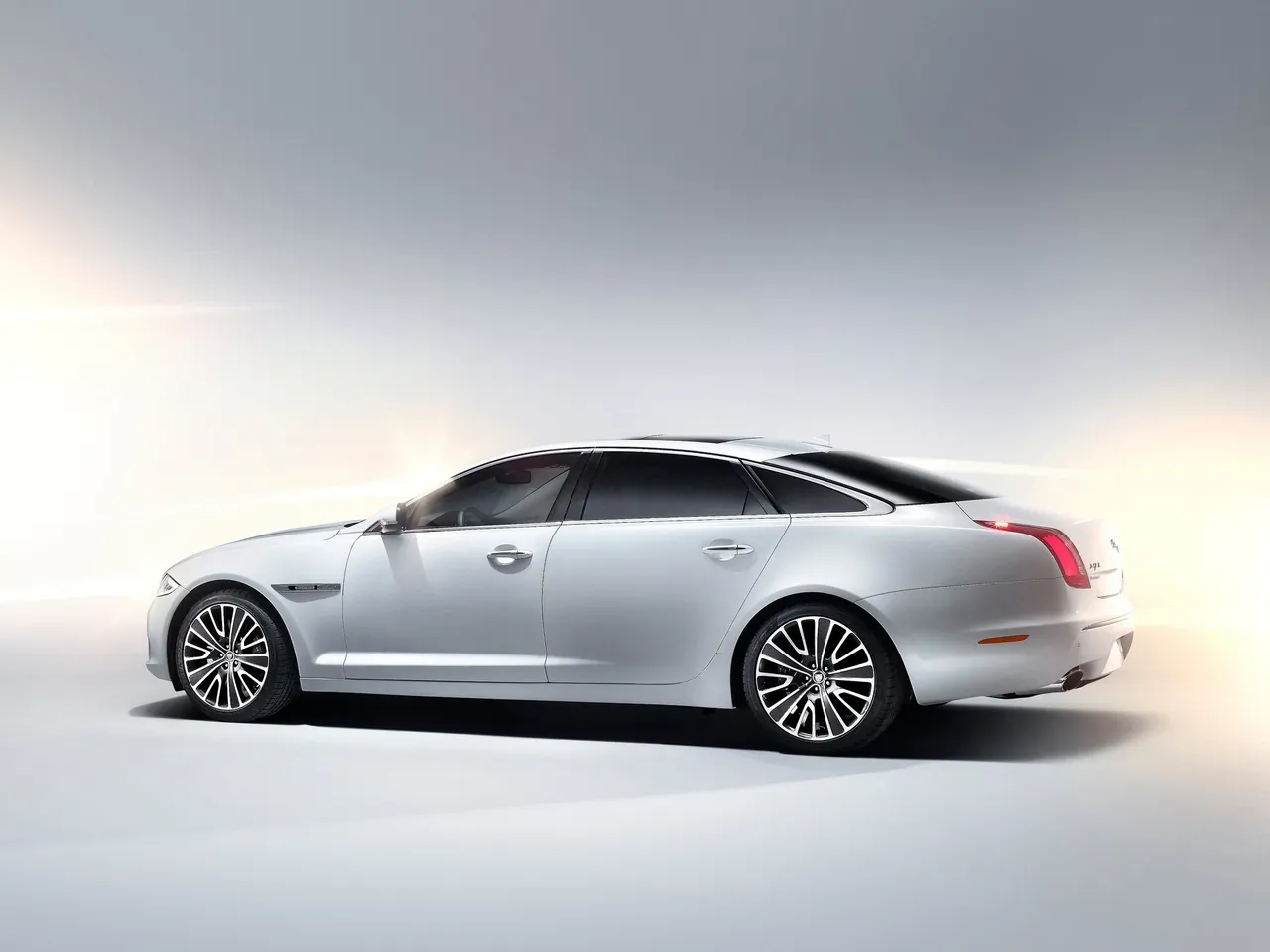 Jaguar XJ Ultimate (2013) – boční profil