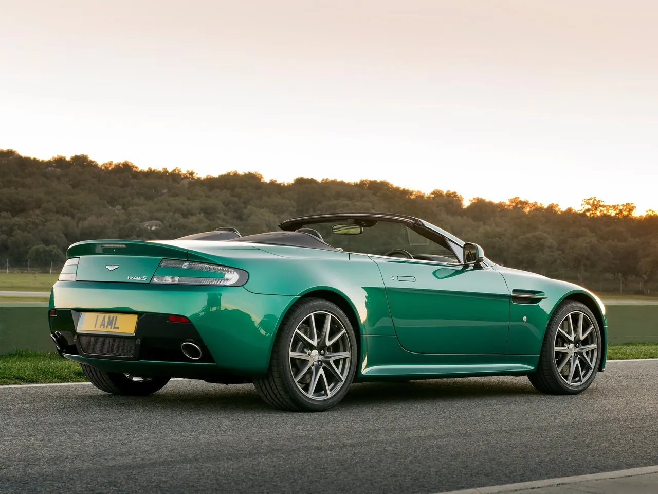 Aston Martin V8 Vantage S Roadster (2012) – zadní tříčtvrteční pohled