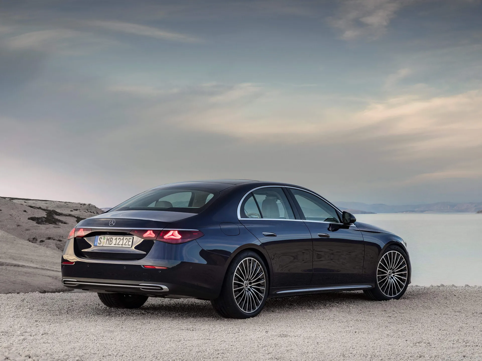 Mercedes-Benz E-Class (2024) – zadní tříčtvrteční pohled
