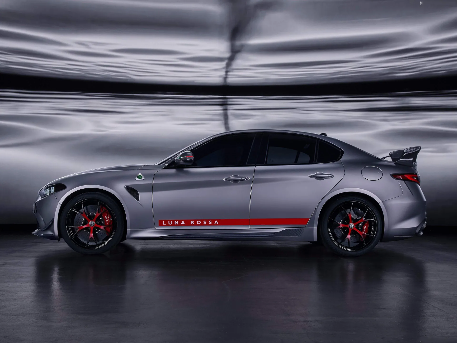 Alfa Romeo Giulia Quadrifoglio Luna Rossa (2026) – boční profil